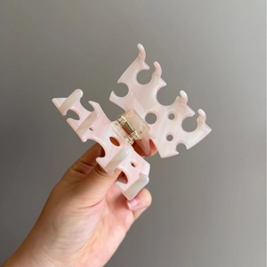 Pinza per capelli a farfalla in marmo rosa con design traforato e molla in metallo