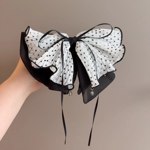 Eleganter gepunkteter Haarschmuck mit schwarzen Chiffon-Lagen und Kristall-Anhängern