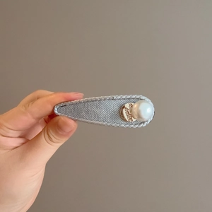 Vintage Fabric Wrapped BB Hair Clip With Imitation Artificial Pearl And Metal Tag Elegant Gray Hairpin For Women Daily Hair Accessories