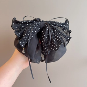 Nahaufnahme der plissierten Chiffon-Haarspange mit Punkten und Kristallperlen