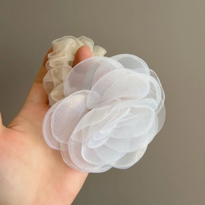 Élégante grande pince à cheveux camélia en tulle blanc avec bords dorés scintillants
