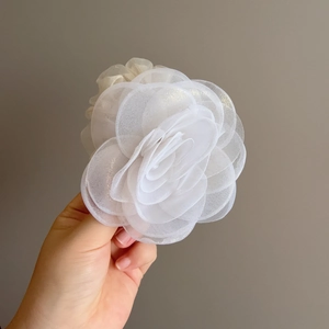 Chouchou Fleur de Camélia en Filet Blanc Doux Élégant Grand Floral Accessoire Cheveux Fait à la Main pour Femme