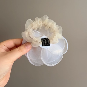 Pince à cheveux camélia en tulle doré champagne avec des pétales d'organza translucides