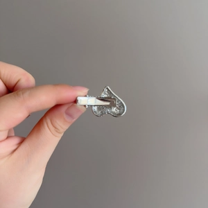 Barrette à cheveux cœur en métal argenté avec pince crocodile sécurisée pour femme