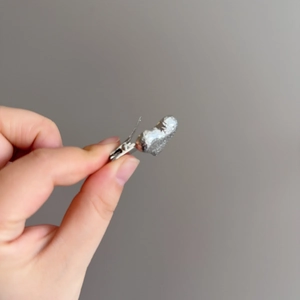 Barrette à cheveux cœur argentée avec finition pailletée et pince à ressort en métal
