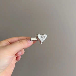Élégante Pince à Cheveux Cœur en Métal Argent Texture Martelée Pince Bec de Canard Accessoires de Cheveux Mode pour Femmes
