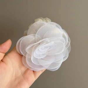 Pince à cheveux fleur de camélia en tulle blanc avec design élégant de pétales superposés