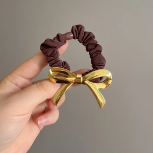 Elastico per capelli marrone con grande fiocco in metallo dorato per acconciature