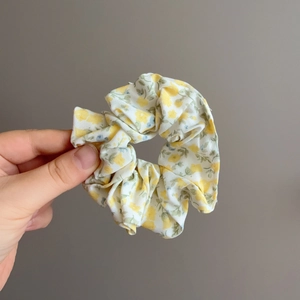 Floral scrunchie set with yellow flower pattern and pleated ice silk fabric texture