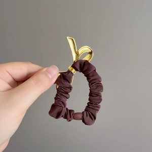 Elastico per capelli in raso marrone caffè con fiocco in metallo dorato lucido