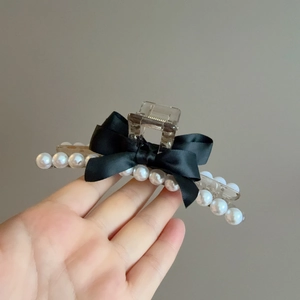Pince à cheveux élégante avec nœud noir et perles sur clip en résine robuste