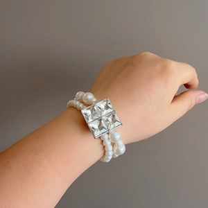 Bracelet élégant à double couche de perles avec un grand cristal carré porté au poignet