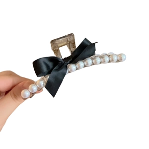 Pince à cheveux élégante avec nœud noir et perles, accessoire de style vintage minimaliste