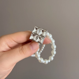 Bague élastique en perles doubles avec un ornement central carré en zircone