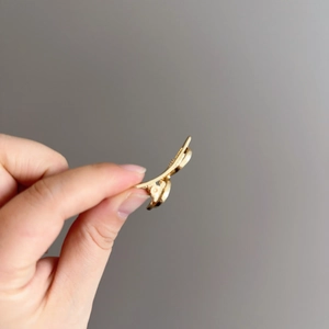 Pince à cheveux élégante dorée en forme de lunettes géométriques avec design antidérapant