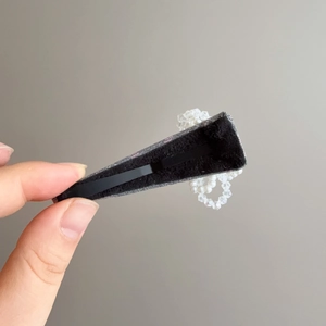 Pince à cheveux chic en tissu gris avec perles blanches élégantes pour coiffure femme