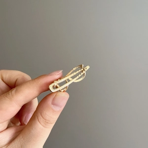 Barrette à cheveux géométrique dorée en métal avec texture martelée élégante