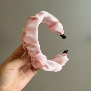 Serre-tête en satin plissé rose avec design haut pour un style de cheveux élégant
