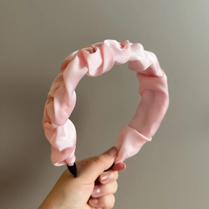 Serre-tête plissé en satin rose brillant au design bouffant pour un style doux et élégant