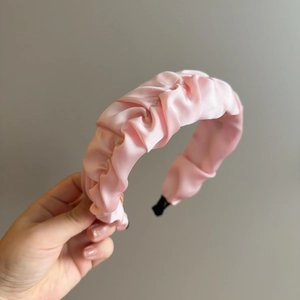 Serre-tête plissé en velours rose avec design nuage pour un style féminin doux et élégant