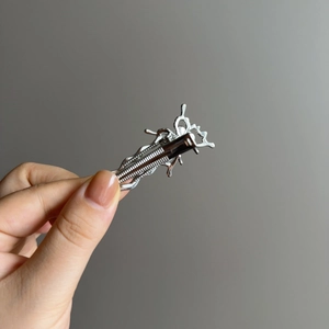 Pince à cheveux araignée en métal argenté style Y2K au design gothique pour femme