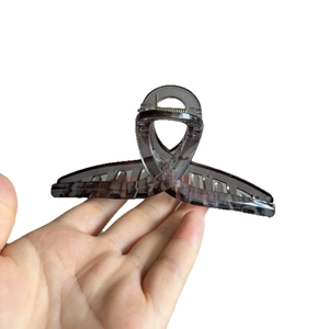 Pince à cheveux minimaliste grise translucide avec un design élégant en écaille