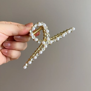 Pince à cheveux élégante plaquée or avec design entrelacé, perles blanches et cristaux brillants