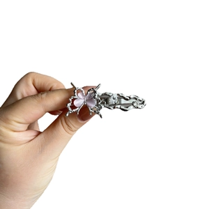 Barrette papillon argentée élégante avec pierre œil-de-chat rose et strass pour femme