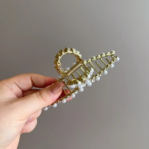 Pince à cheveux élégante en métal doré avec deux rangées de perles au design épuré