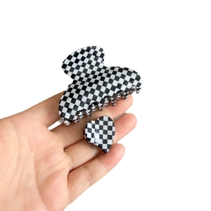 Checkerboard pattern hair claw clip and heart-shaped set in black and white finish