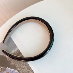 Serre-tête large minimaliste en similicuir noir brillant avec doublure velours antidérapante