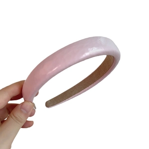 Serre-tête rembourré en satin rose avec design bombé pour un look rétro chic