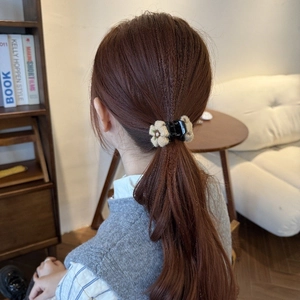 Mini molletta per capelli con fiore in maglia beige e nero per acconciature eleganti