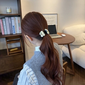 Elegante molletta per capelli a fiore in maglia beige per acconciature a coda