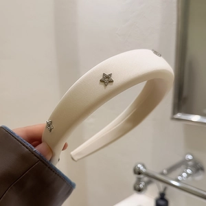 Serre-tête rembourré en satin beige orné de décorations en forme d'étoiles brillantes