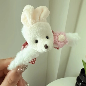 Pince à cheveux lapin en peluche blanche avec nœud à carreaux rouges et fleur rose