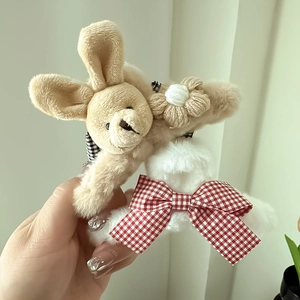 Pince à cheveux lapin en peluche avec oreilles beiges et nœud à carreaux rouge pour femme