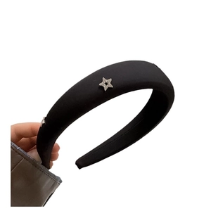 Serre-tête rembourré en satin noir orné de petites étoiles argentées sur bandeau large