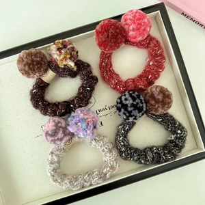 Lot de quatre chouchous tricotés automne-hiver avec pompons doux en couleurs variées