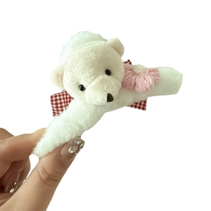 Pince à cheveux ours en peluche blanc avec nœud à carreaux rouge et petite fleur rose