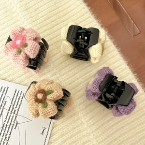 Set di quattro mollette per capelli a fiori in maglia rosa beige bianco e viola per coda