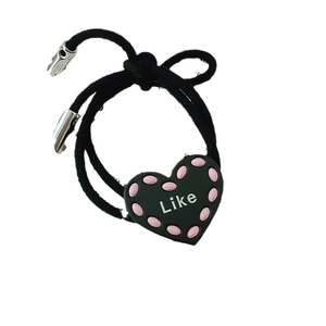 Minimalistisches elastisches Haargummi mit schwarzem Herzanhänger und Like-Schriftzug