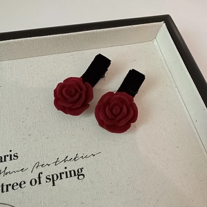 Lot de deux barrettes à fleurs de camélia floquées bordeaux avec ruban de velours élégant