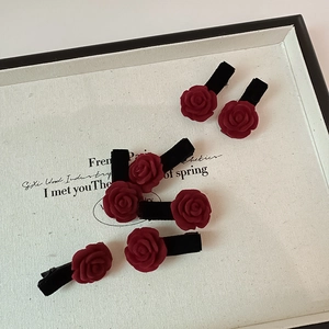 Lot de 6 barrettes camélia en velours bordeaux sur une assiette décorative française
