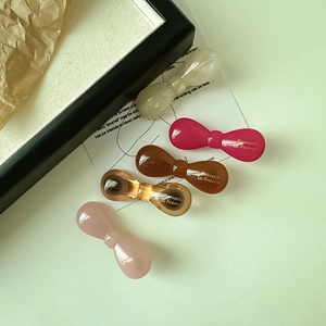 Barrettes à cheveux chic en acétate en cinq couleurs dont crème et rose pour un look français