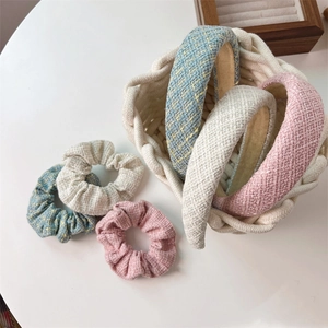 Set di cerchietti in tweed e elastici abbinati in rosa, azzurro e bianco crema