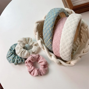 Dettaglio di elastici scrunchie in tweed e cerchietti imbottiti in colori pastello