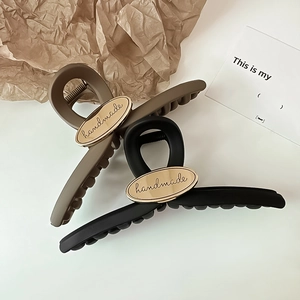 Large Matte Hair Claw Clip With Handmade Oval Metal Plate Fashion Alloy Shark Clip Hair Accessories For Women Hair Styling