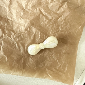 Barrette à cheveux minimaliste en acétate crème avec lettrage doré la France