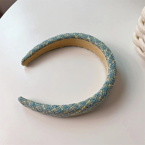 Dettaglio del cerchietto in tweed blu e giallo con fodera interna in camoscio antiscivolo